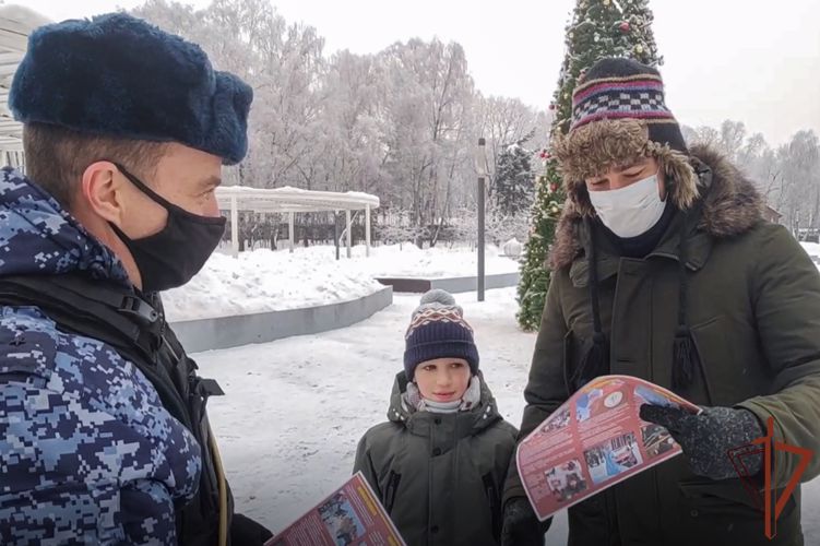 Акция Росгвардии «Безопасный Новый год» проходит в столице (видео)