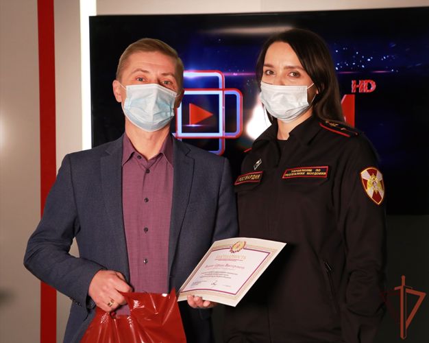 В Приволжье офицеры Росгвардии поздравили журналистов с Днем российской печати