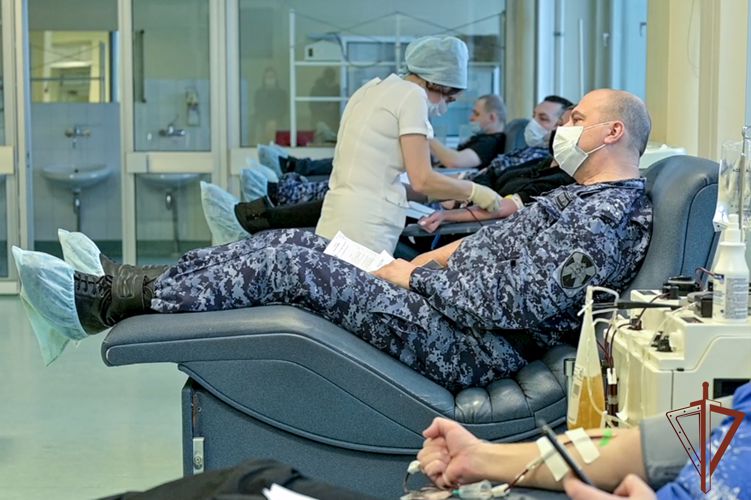 Около 100 росгвардейцев сдали кровь для пациентов Центра сердечно-сосудистой хирургии имени А.Н. Бакулева