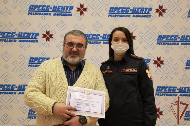В Приволжье офицеры Росгвардии поздравили журналистов с Днем российской печати