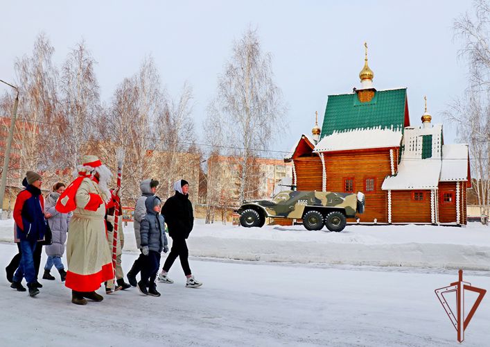 Росгвардейский Дед Мороз специального назначения пригласил в гости ребят из социального центра в Снежинске