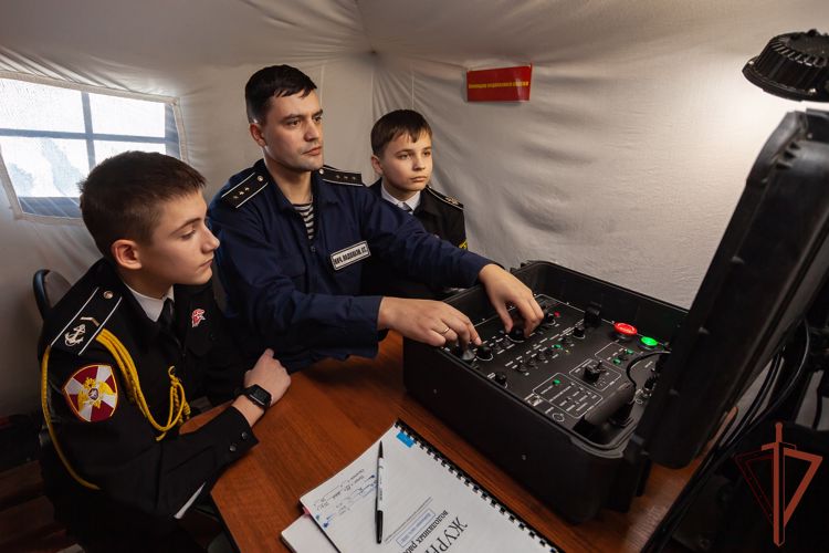 Водолазы Росгвардии провели для школьников показные подледные спуски в акватории Амура  (видео)