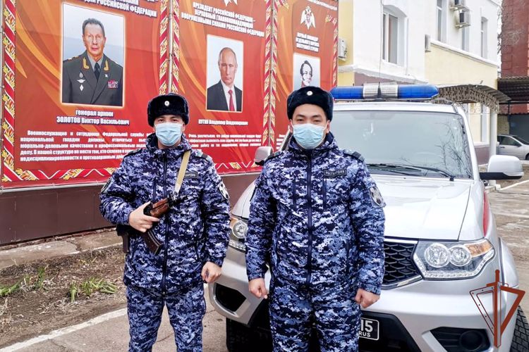 Благодарственное письмо за спасение жизни человека получили росгвардейцы из Астрахани