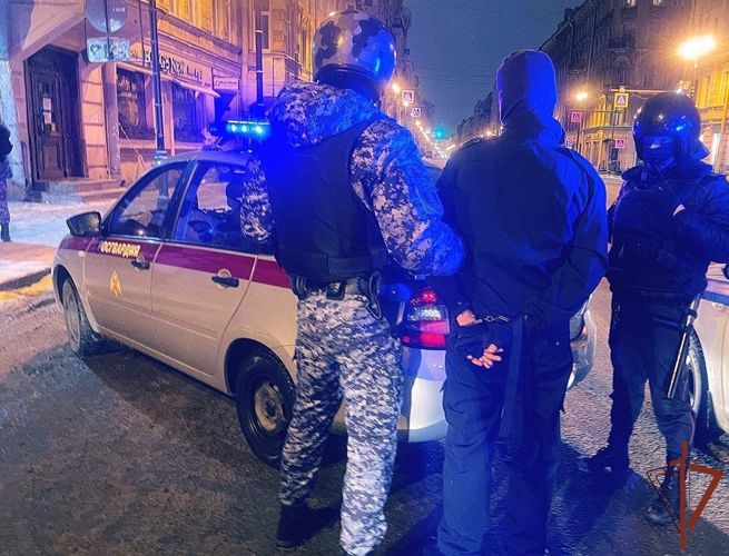 Росгвардейцы задержали мужчину с макетом автомата в Санкт-Петербурге