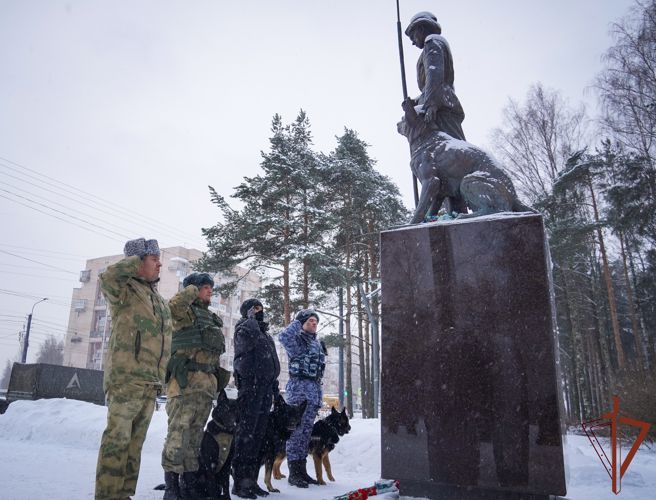 Кинологи Росгвардии почтили память предшественников, оборонявших Ленинград 