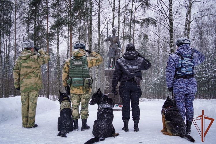 Кинологи Росгвардии почтили память предшественников, оборонявших Ленинград 