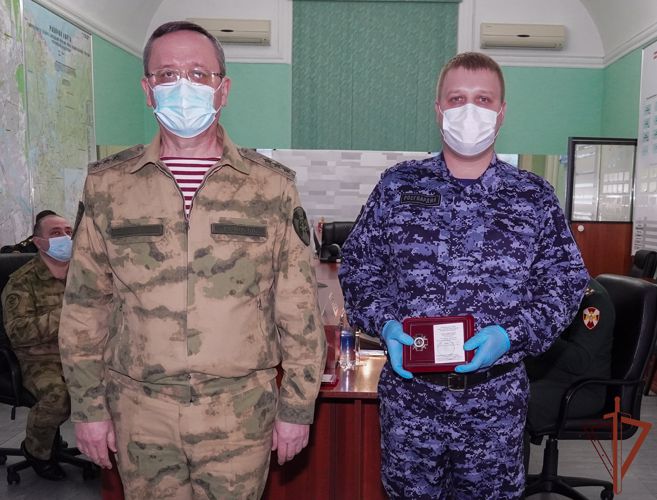 Командующий Северо-Западным округом наградил росгвардейцев за спасение людей из огня