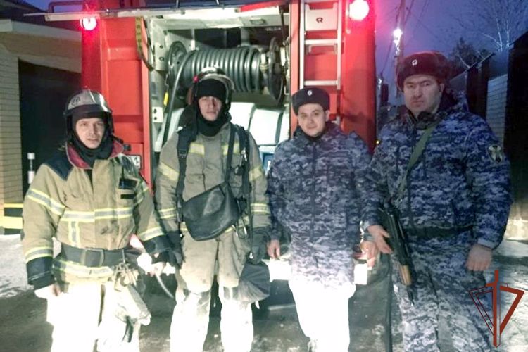 В Ростове-на-Дону росгвардейцы пришли на помощь жильцам частного дома, в котором произошел пожар