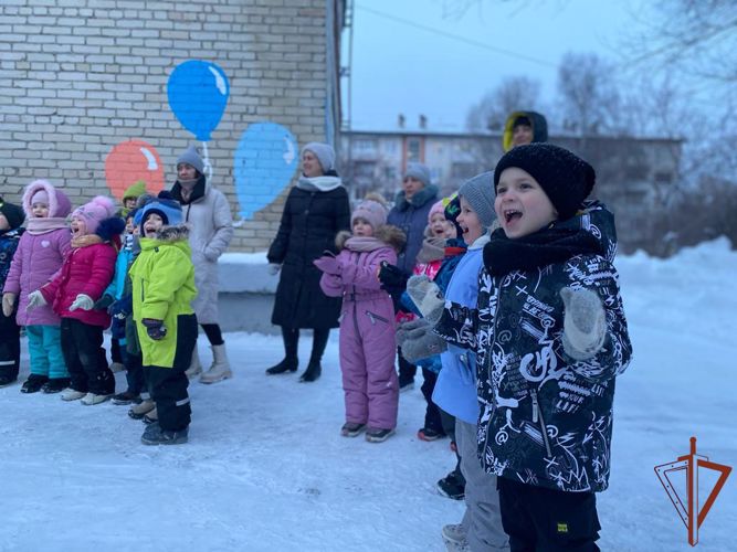«Дед мороз специального назначения» из Росгвардии продолжает своё путешествие в Томской области (фото, видео)