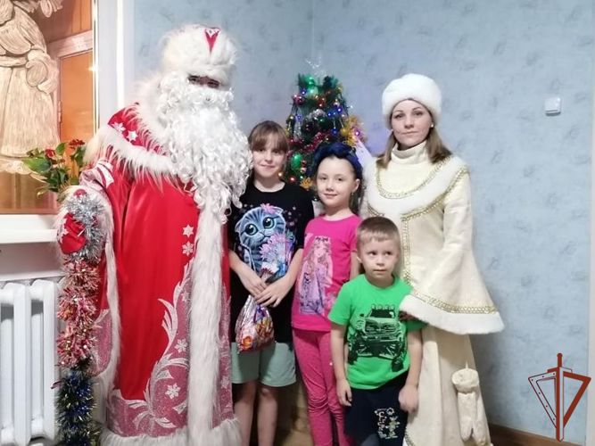 Дед Мороз специального назначения продолжает поздравлять жителей Иркутской области с наступившим Новым Годом