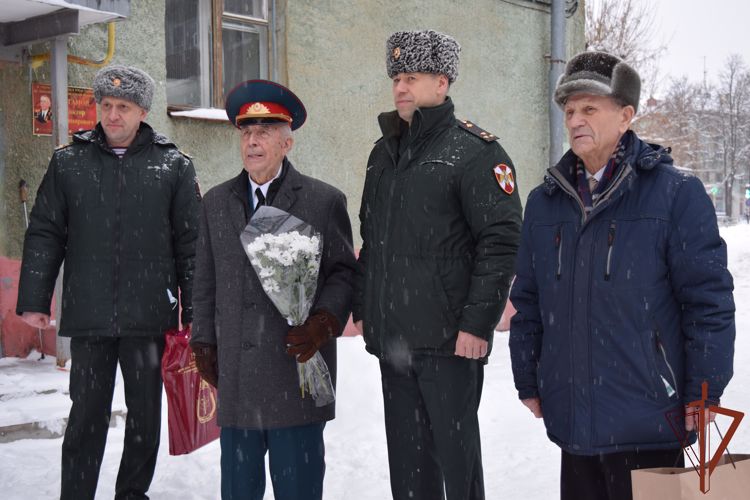 Военнослужащие саровской дивизии Росгвардии поздравили ветерана Великой Отечественной войны с 97-летием