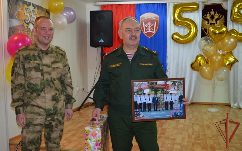 Командующий Уральским округом Росгвардии поздравил начальника тюменского кинологического центра с 55-летием