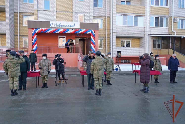 Военнослужащим Центрального округа Росгвардии вручили ключи от новых служебных квартир