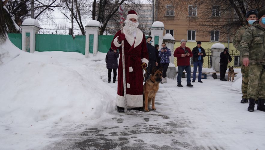 «Дед Мороз специального назначения» поздравил с рождеством маленьких пациентов, проходящих лечение в областном диспансере Саратова
