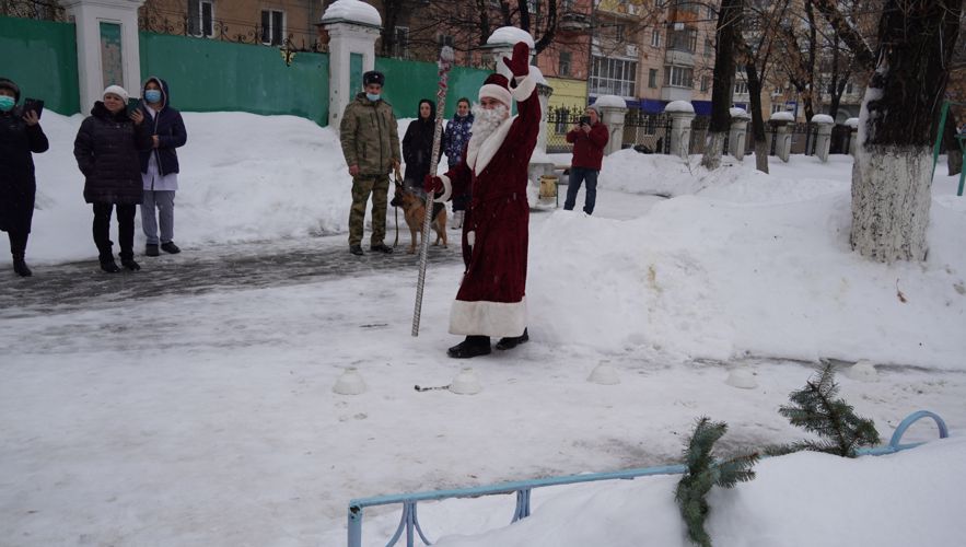 «Дед Мороз специального назначения» поздравил с рождеством маленьких пациентов, проходящих лечение в областном диспансере Саратова