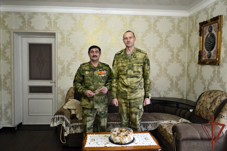 В Чеченской республике росгвардейцы присоединились к акции «С Новым годом, ветеран!» 