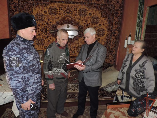 Сотрудники УВО Росгвардии по Республике Татарстан присоединились к всероссийской акции «С Новым годом, ветеран!»