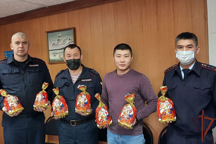 Росгвардейцы поздравили с Новым годом юных жителей Бурятии