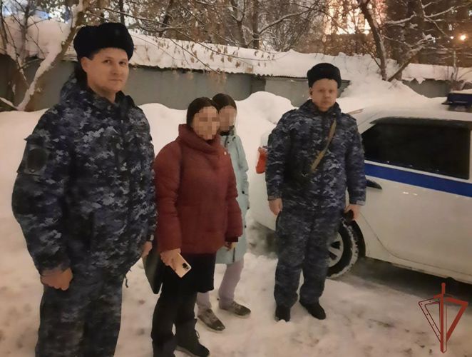 Благодаря сотрудникам Росгвардии заблудившаяся в столице девочка благополучно вернулась к родным 