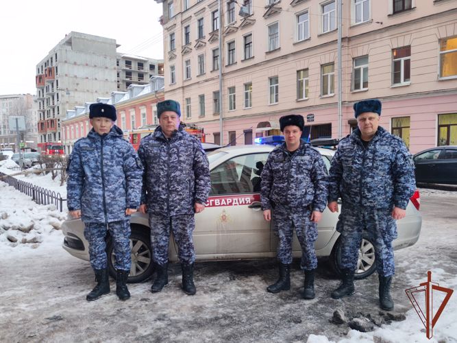 Сотрудники Росгвардии в Санкт-Петербурге спасли мужчину из горящей квартиры 