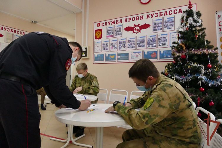 Росгвардейцы стали донорами крови для нуждающейся кемеровчанки