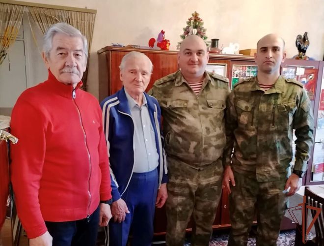 Во Владикавказе росгвардейцы поздравили ветеранов ВОВ с Новым годом