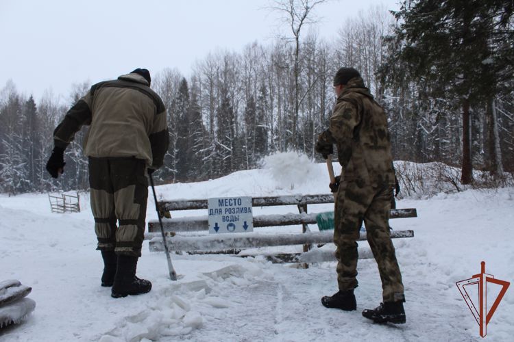 Сотрудники вологодского СОБР «Дружина» Росгвардии подготовили святой источник к празднику Крещения