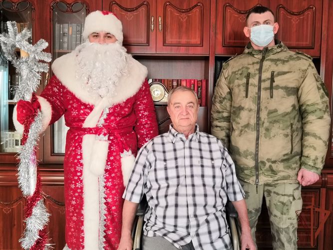 Кинологи Уральского округа Росгвардии поздравили ветеранов ведомства с Новым годом (видео)