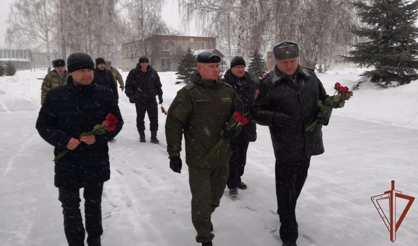 Бойцы и ветераны тюменских ОМОН и СОБР Росгвардии встретились с Героем России Александром Головашкиным