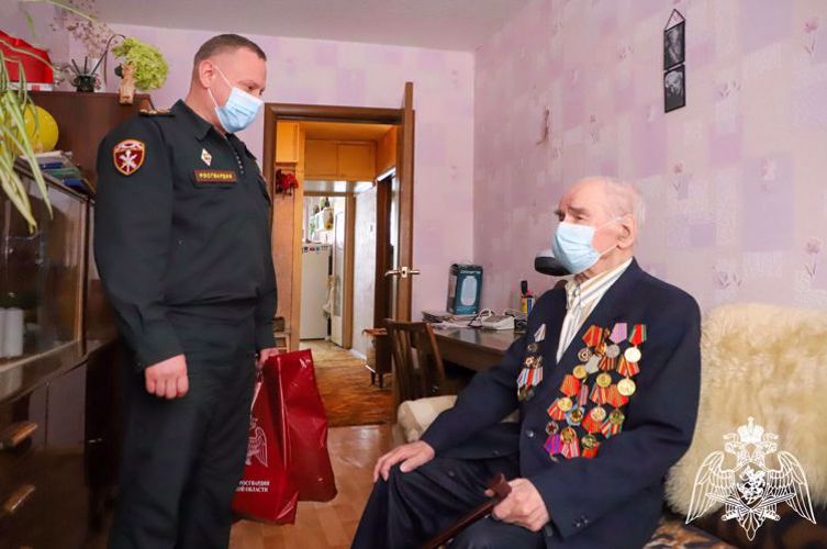 В Рязани росгвардейцы поздравили с Новым годом ветерана Великой Отечественной войны 