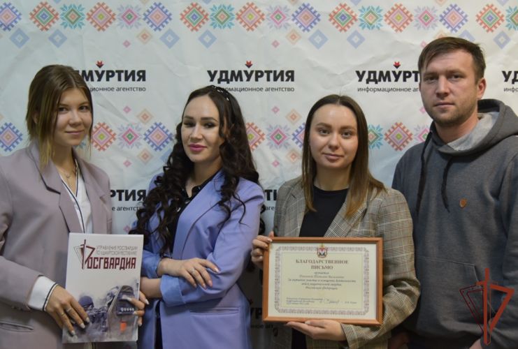 В Приволжье офицеры Росгвардии поздравили журналистов с Днем российской печати