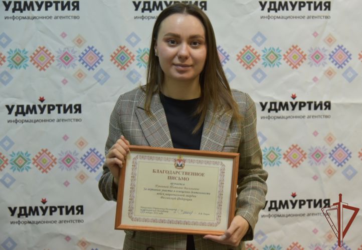 В Приволжье офицеры Росгвардии поздравили журналистов с Днем российской печати