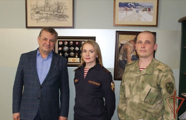 В Приволжье офицеры Росгвардии поздравили журналистов с Днем российской печати