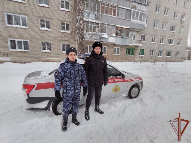 Сотрудники Росгвардии оказали помощь жительнице Ульяновска, чей автомобиль попал в снежный занос