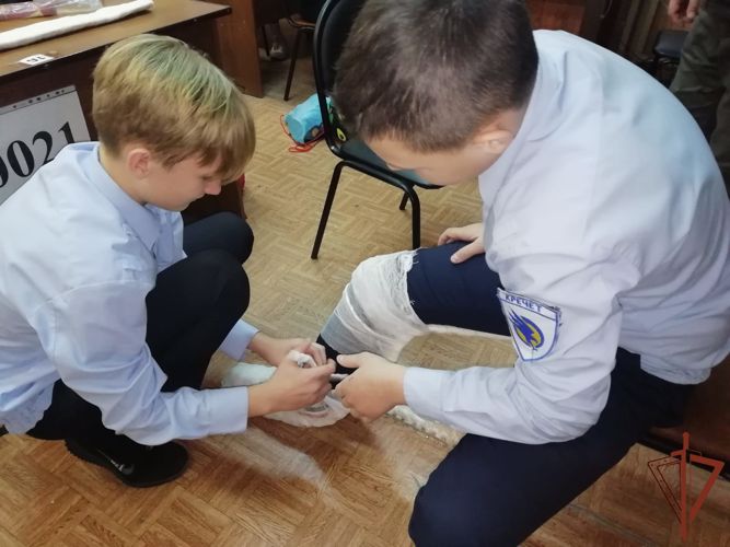 В городах ЦФО росгвардейцы проводят со школьниками занятия по профессиональной ориентации