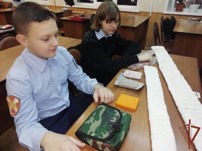 В городах ЦФО росгвардейцы проводят со школьниками занятия по профессиональной ориентации