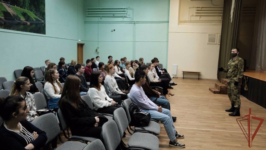 В городах ЦФО росгвардейцы проводят со школьниками занятия по профессиональной ориентации