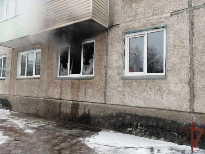  Росгвардеец организовал эвакуацию жильцов из горящего дома в Красноярском крае