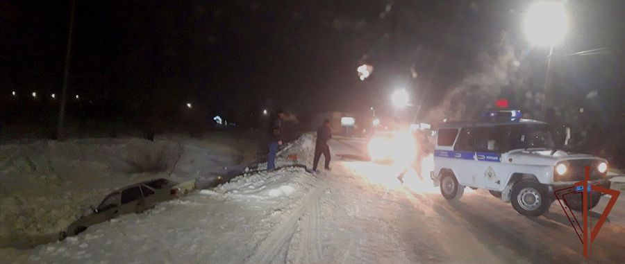 Попавшим в сложную дорожную ситуацию автомобилистам помогли сотрудники Росгвардии в Оренбуржье