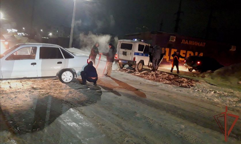 Попавшим в сложную дорожную ситуацию автомобилистам помогли сотрудники Росгвардии в Оренбуржье