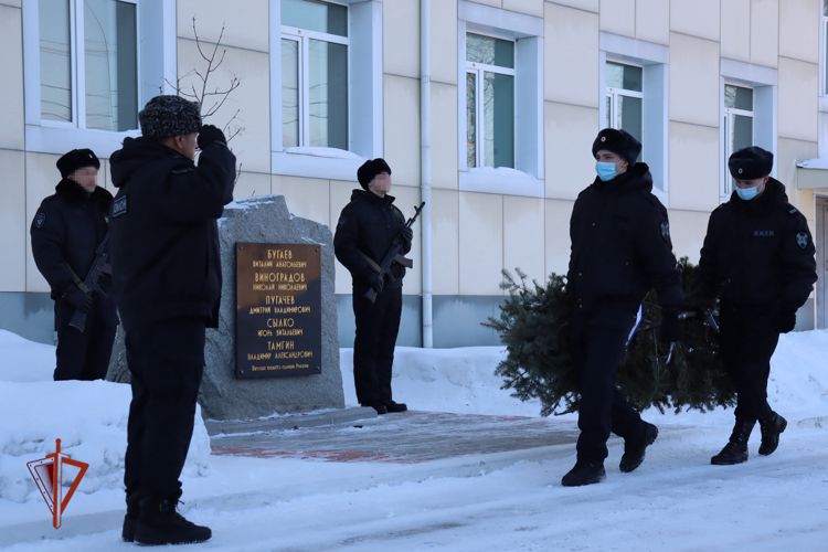 Сотрудники Росгвардии в Хабаровске почтили память Героев России, погибших при исполнении служебных обязанностей