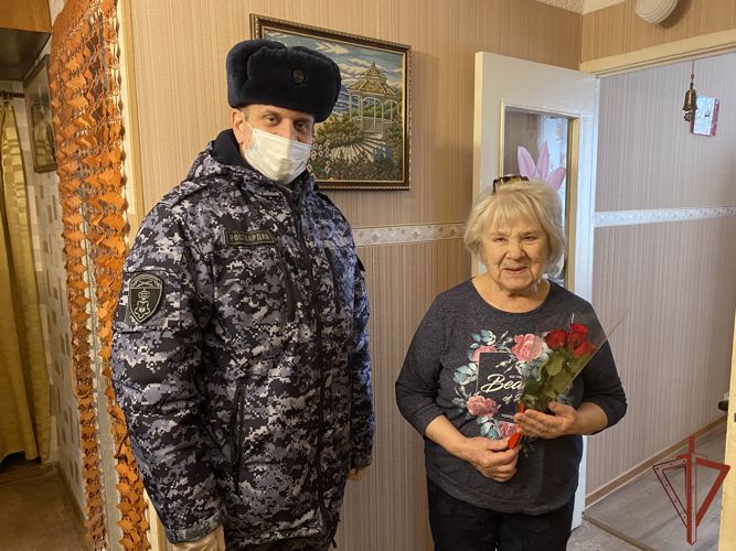   Жителей блокадного Ленинграда с 78-й годовщиной снятия немецко-фашисткой блокады поздравили росгвардейцы (видео)