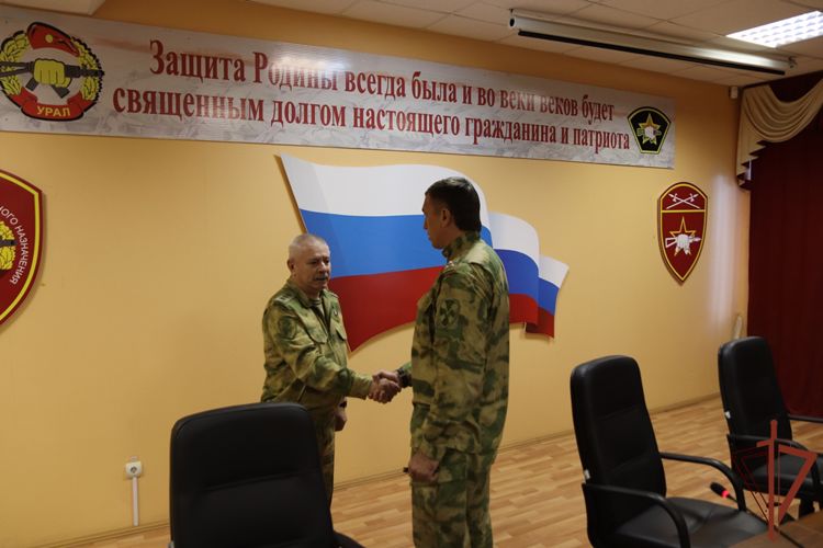 Командующий Уральским округом Росгвардии представил личному составу отряда спецназа «Урал» нового командира 