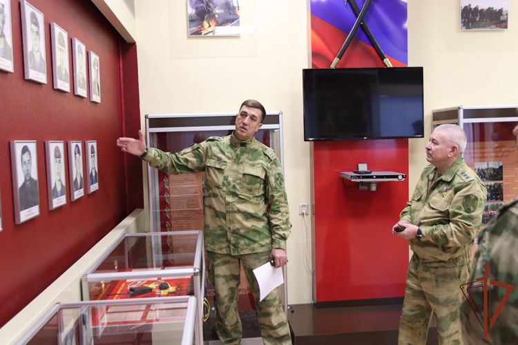 Командующий Уральским округом Росгвардии представил личному составу отряда спецназа «Урал» нового командира 