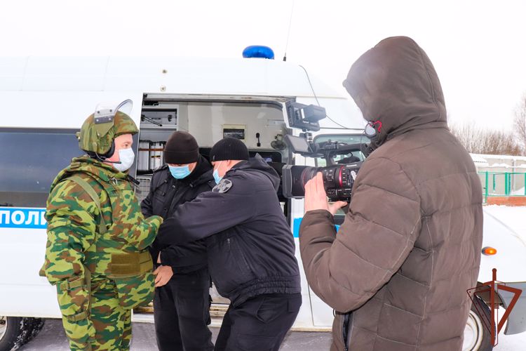 Журналисты телеканала «МЭТР» сняли сюжет о работе взрывотехников ОМОН «Таир» Росгвардии