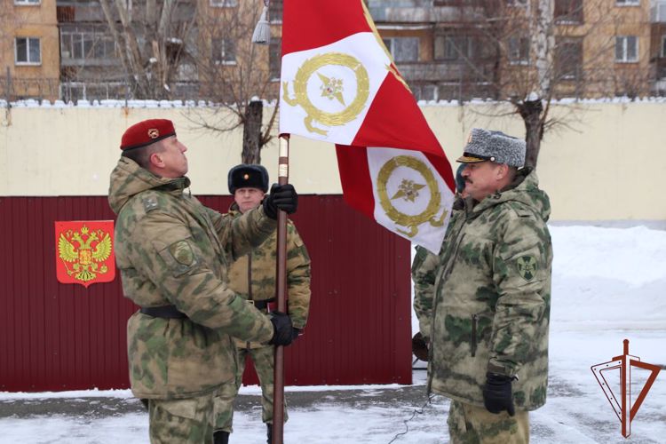 Командующий  округом  поблагодарил увольняющегося в запас командира отряда спецназа «Урал» за добросовестную службу 