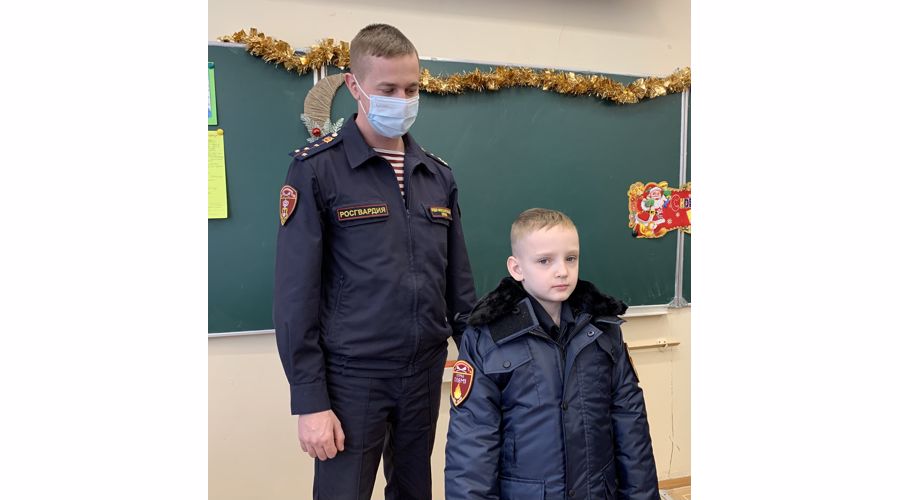 Росгвардейцы подарили подшефному классу в Ярославле специальную форму