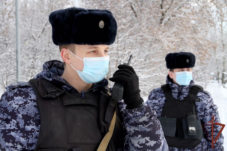 Росгвардейцы оказали медпомощь мужчине, которому внезапно стало плохо на улице в Москве