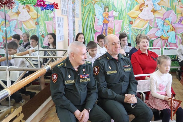 Командующий Уральским округом Росгвардии поздравил воспитанников детского реабилитационного центра в Екатеринбурге (видео)