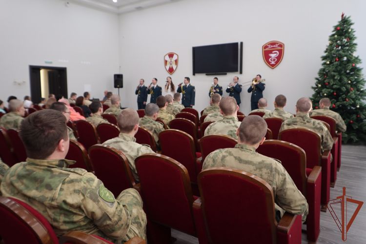 Ансамбль песни и пляски Уральского округа Росгвардии поздравил с  Новым годом и Рождеством военных медиков  и  пациентов   госпиталя в Екатеринбурге 